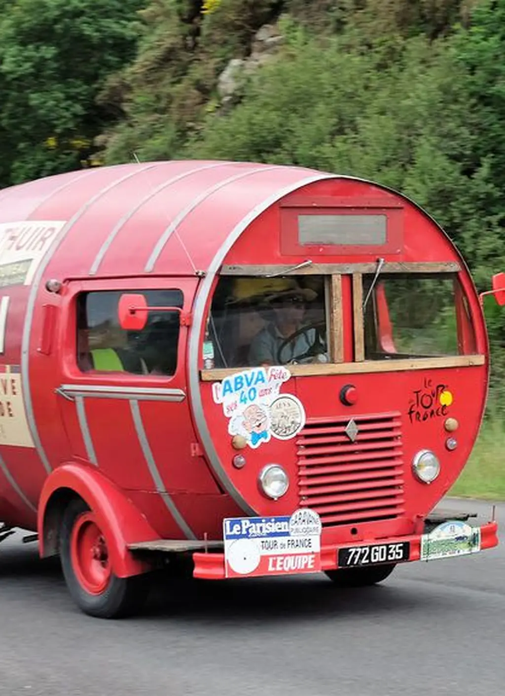 Roter Byrrh-Werbewagen der Tour de France