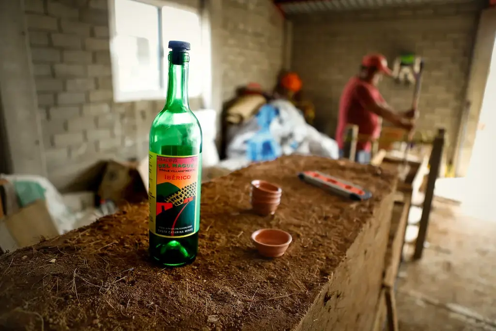 Flasche Del Maguey Mezcal im Palenque