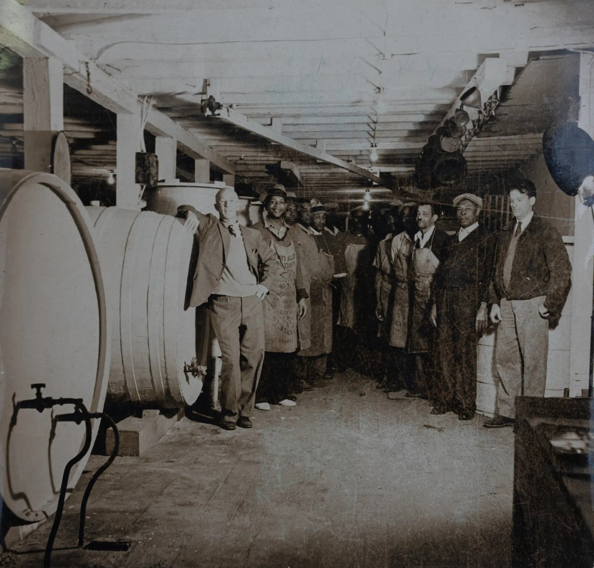 Arbeiter im historischen Rumlager von Goslings