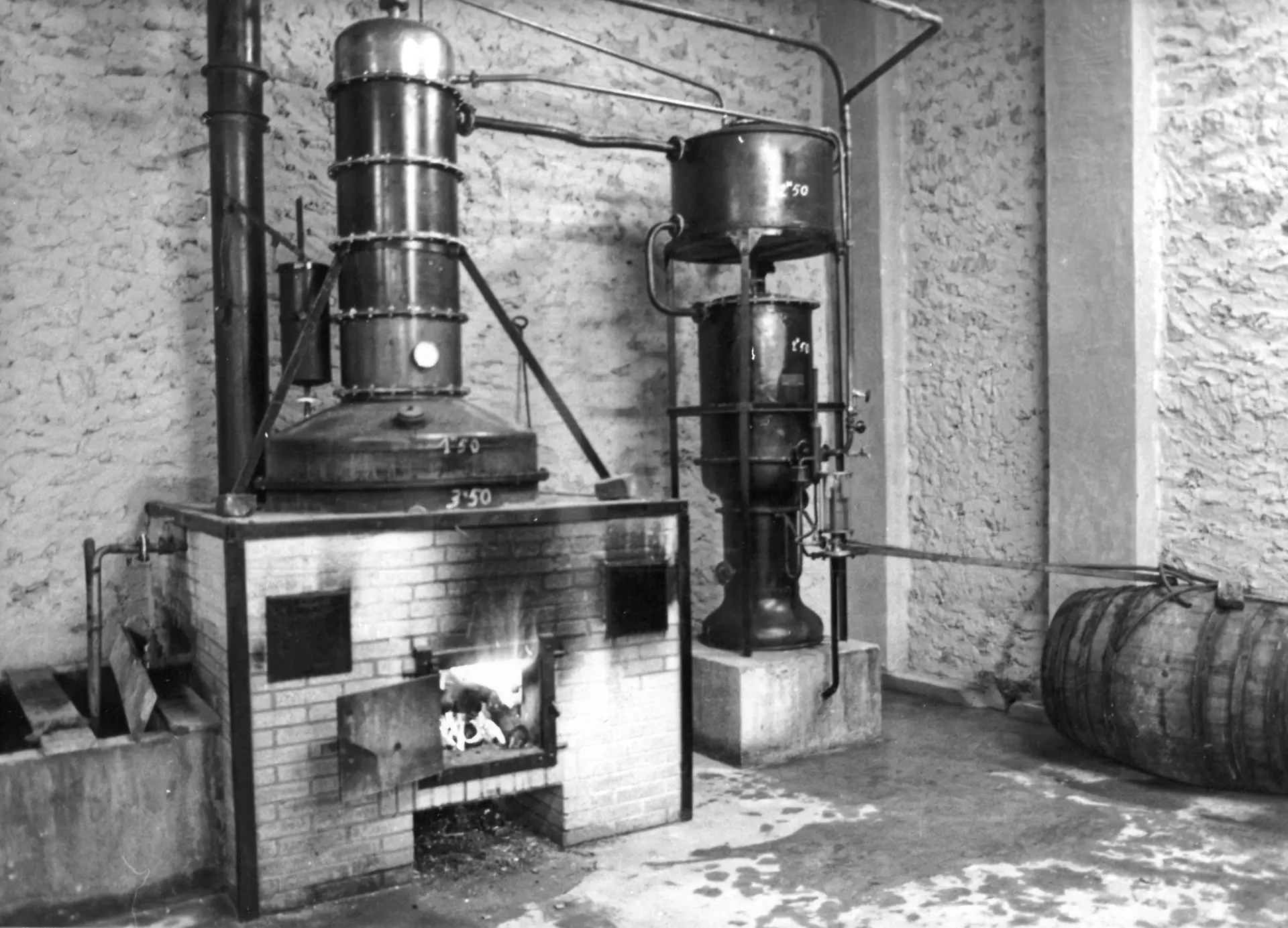 Historische Brennblasen in einer Destillerie, schwarz-wei&szlig;
