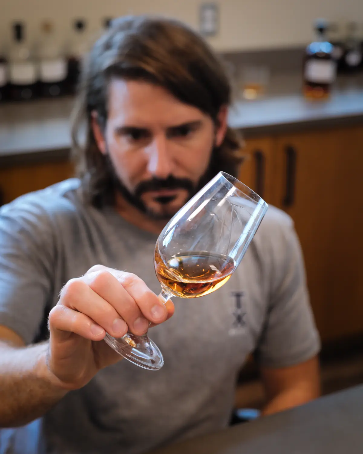 Master Distiller pr&uuml;ft Bourbon im Nosing-Glas