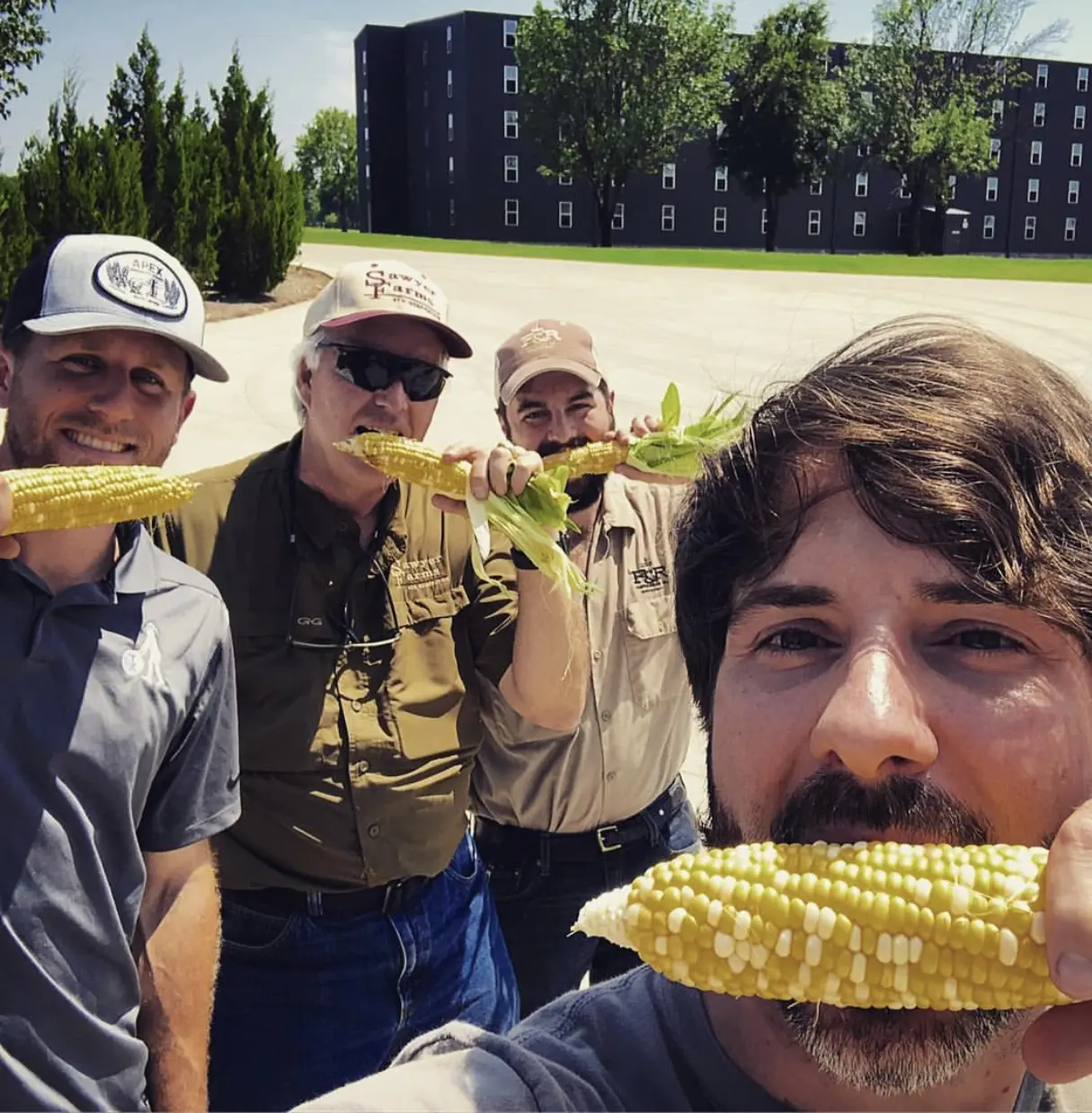 Brenner-Team mit Maiskolben vor der Destillerie in Texas