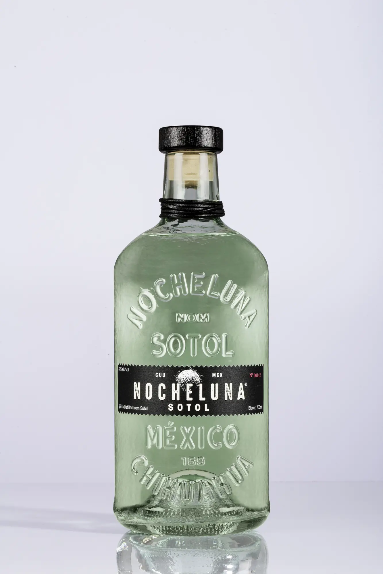 Flasche Nocheluna Sotol vor hellem Hintergrund