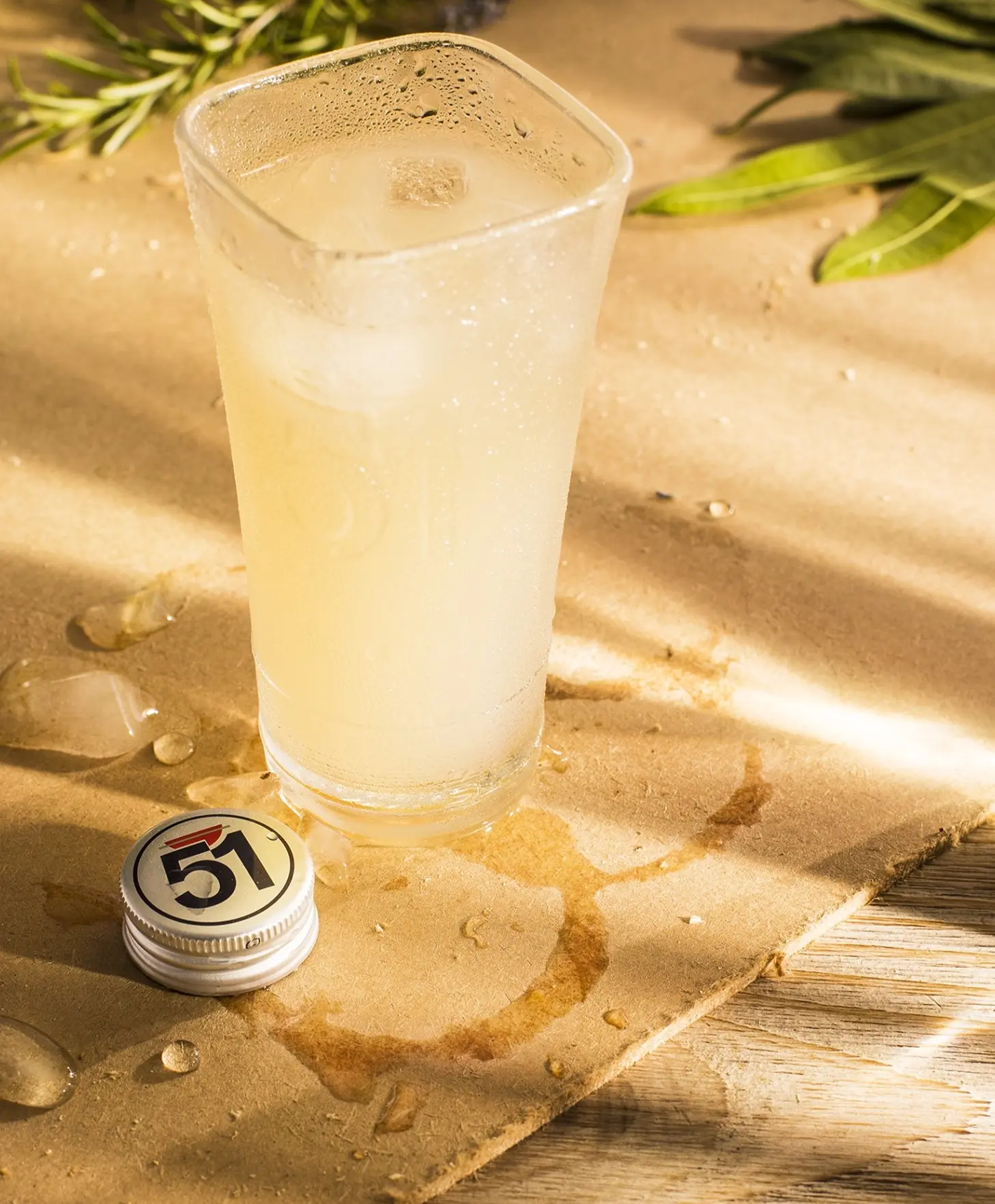 Glas Pastis 51 mit Wasser (Louche-Effekt) und Kronkorken