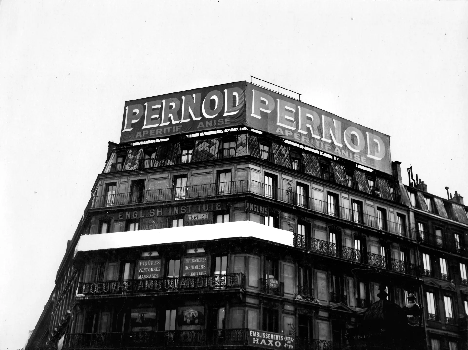 Historisches Pernod-Geb&auml;ude, schwarz-wei&szlig;