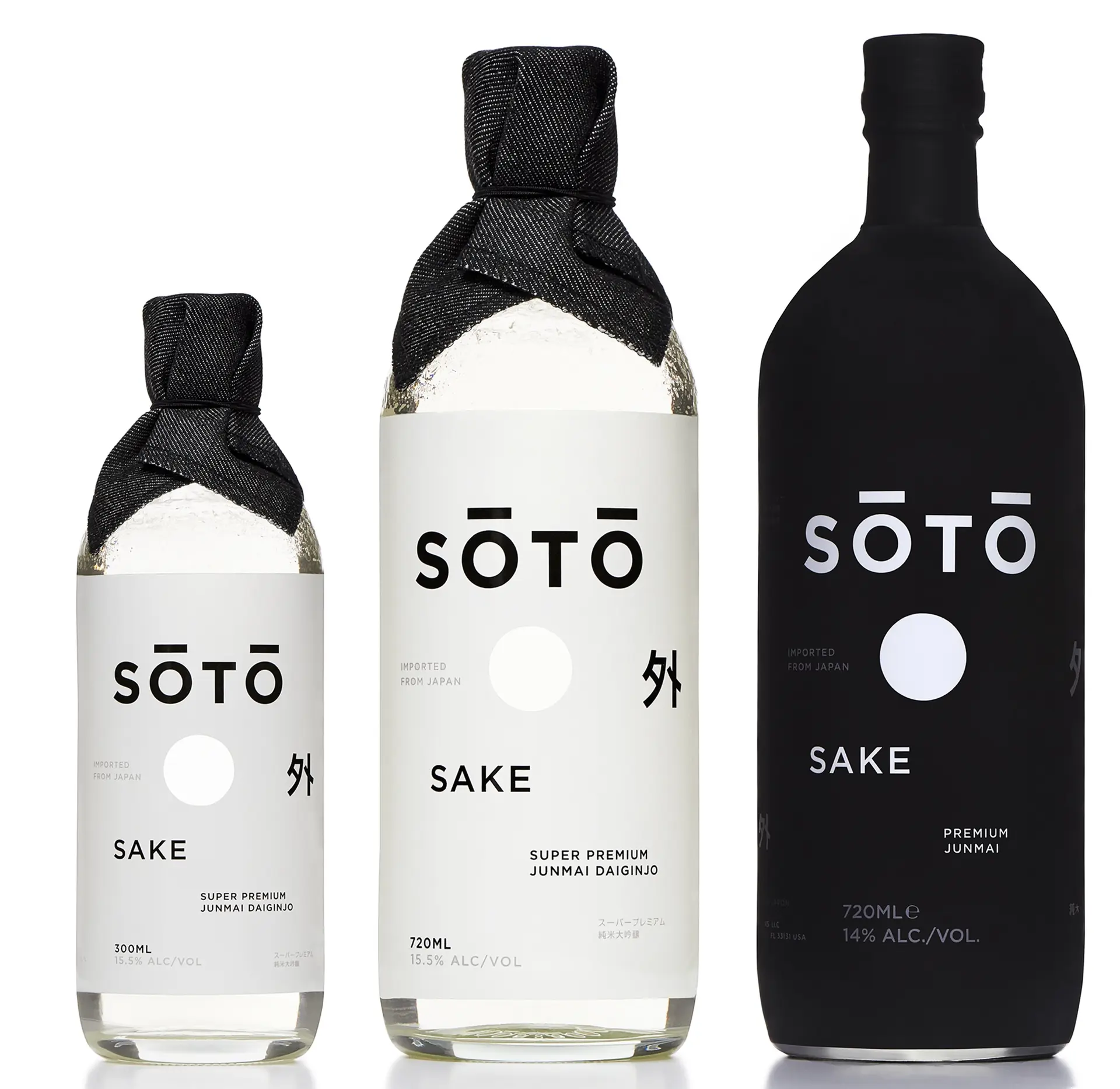 Drei Flaschen SŌTŌ Sake in verschiedenen Gr&ouml;&szlig;en