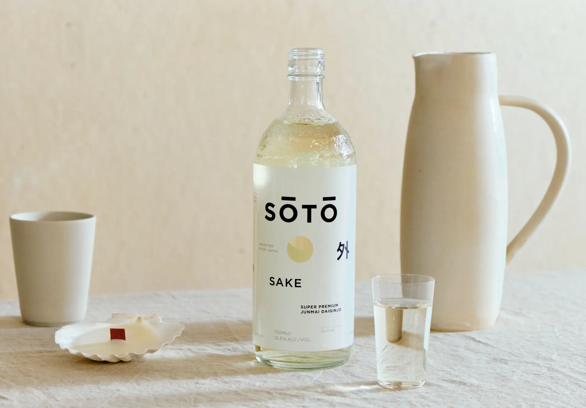 Flasche SŌTŌ Sake mit Keramikgef&auml;&szlig;en auf einem Tisch
