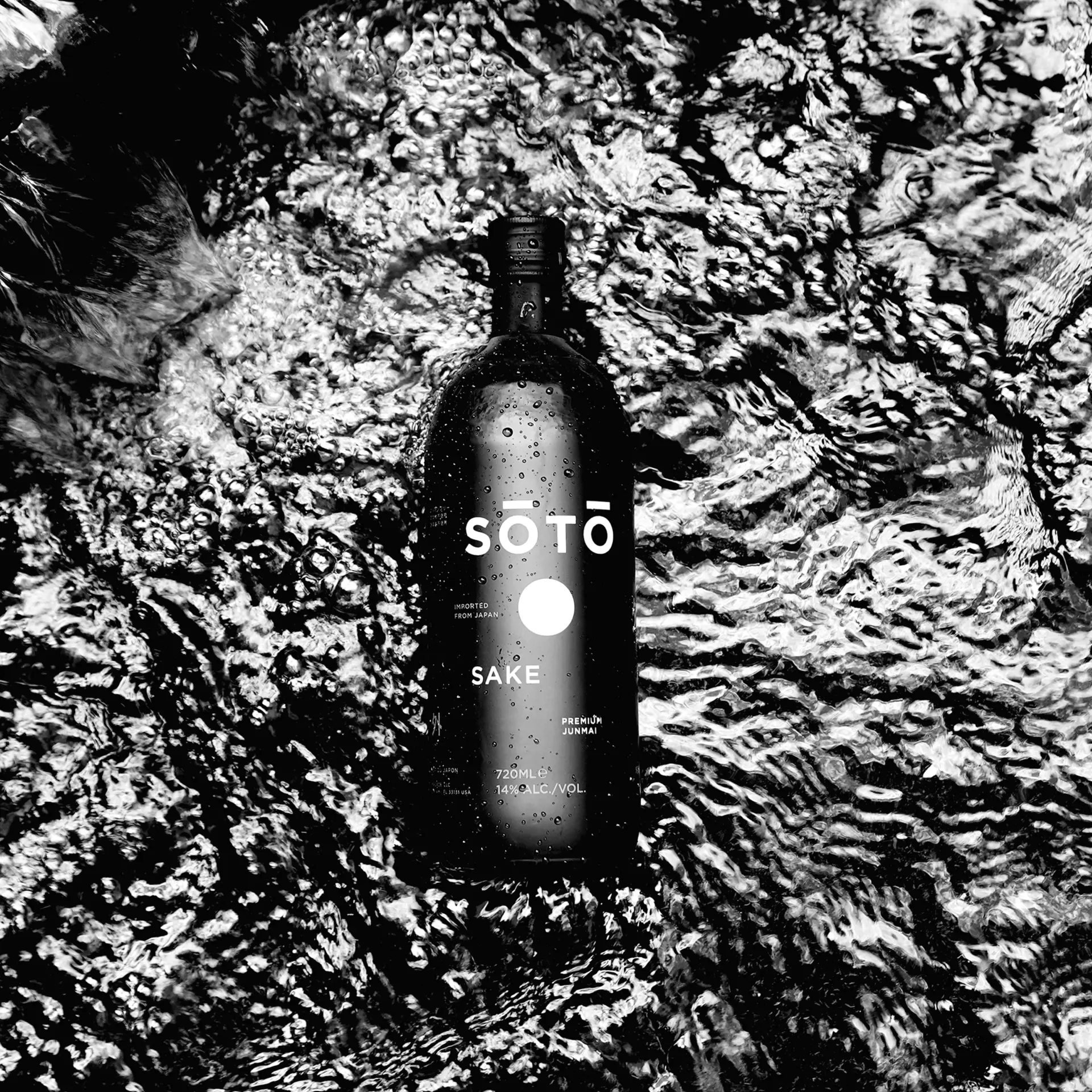 Flasche SŌTŌ Sake auf Wasseroberfl&auml;che, schwarz-wei&szlig;